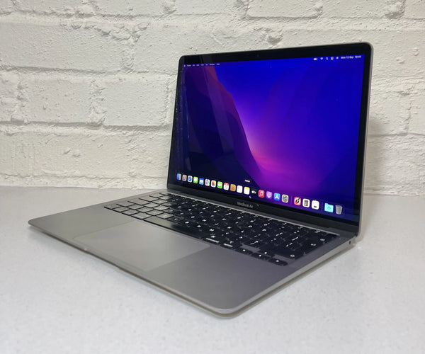 **Apple MacBook Pro 15" (2017, Touch Bar)**